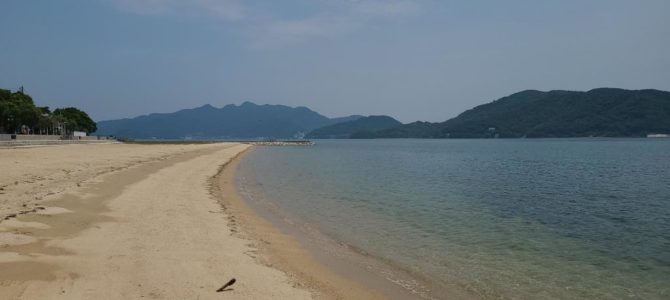 お盆過ぎの小豆島、鹿島海水浴場は家族で平日に楽しむにはぴったりで、ほぼ貸し切り状態です。